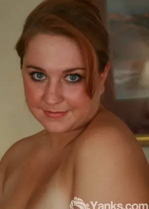 Любительская толстушки Бетти Уайт фаллоимитирует свою возбужденную киску на диване с цветочным принтом