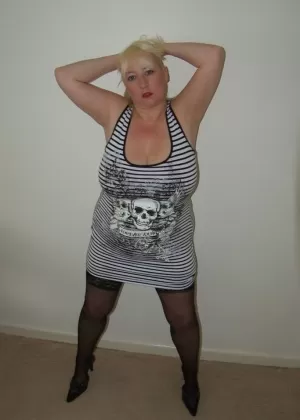 Очаровательная блондинка Джульетт Страй заплетает волосы в косички для сцены без обнаженной натуры