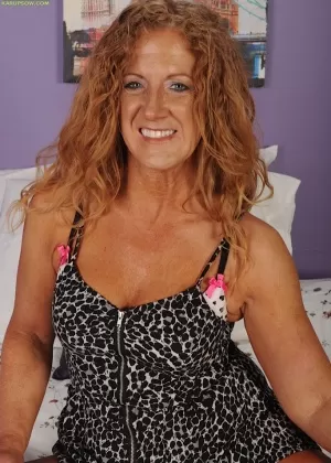 Зрелая рыжая Пеппер Янг демонстрирует свое сексуальное нижнее белье