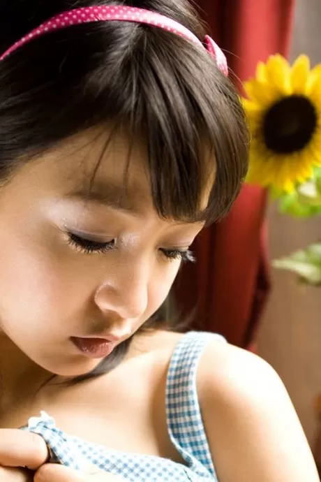 Японская красотка Нана Нанами оказывается полностью обнаженной во время сольного секса