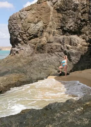 Любительская толстушка Лилимей освобождает свои огромные сиськи и бритую киску от бикини