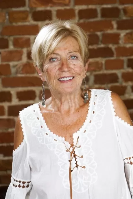 Зрелая блондинка трахается киской в рот со своим молодым л 1