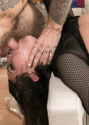 Глубокая глотка королева Кэти Хевен пожирает 2 больших члена, наполненных спермой