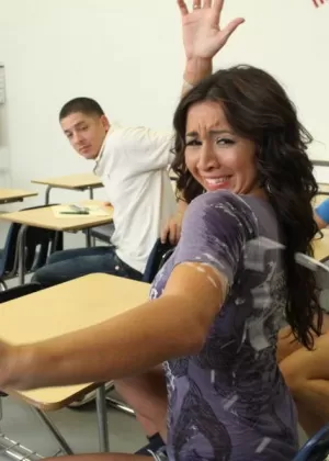 Противная шлюха Стефани Моретти получает сюрприз от огромного количества спермы буккаке