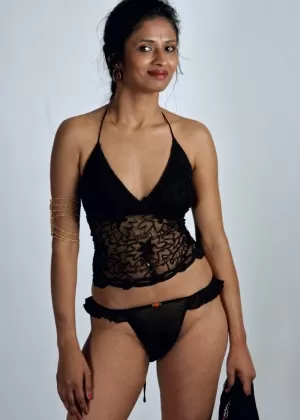 Индийская толстушка Лили Сингх показывает свою голую задницу и натуральные сиськи перед зеркалом