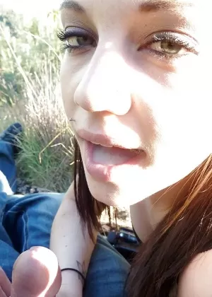 Молодая блондинка Белла Мур соблазняет своего друга-мужчину в коротких шортах на кровати