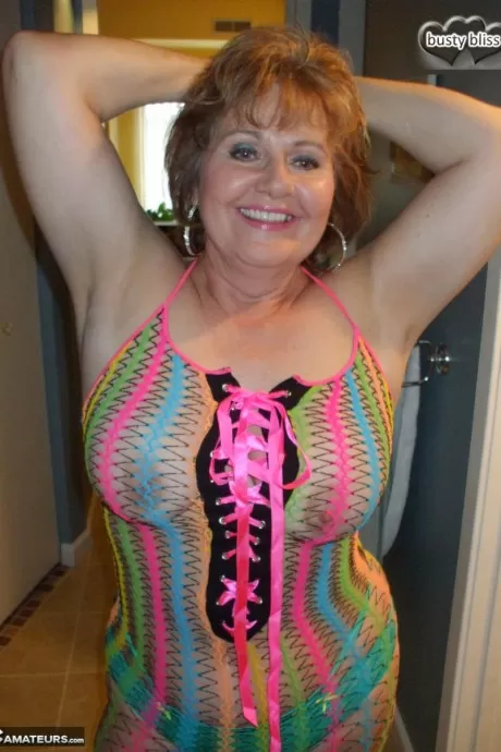 Рыжеволосая бабуля грудастая Блисс обнажает свою киску в прозрачн 6