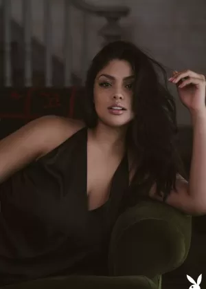 Красивая евро-подросток Люси Долл сует палец в возбужденную киску на стуле на балконе