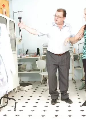 Великолепную молоденькую блондиночку Беллу Карину приятно трахает старик