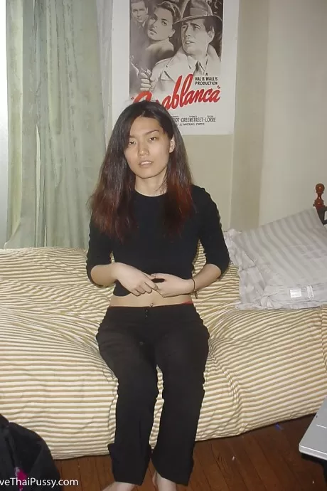 Худенькая азиатка с проколотым пупком раздевается и раздвигает свою вагину