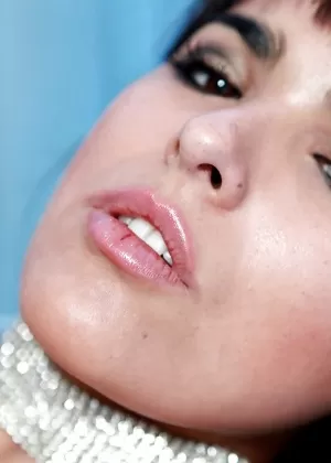 Горячая красотка в латексном костюме Валери Саммер обнажает свои большие круглые сиськи