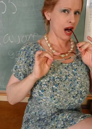 Зрелая учительница Лаванда с большими отвисшими сиськами раздевается в классе