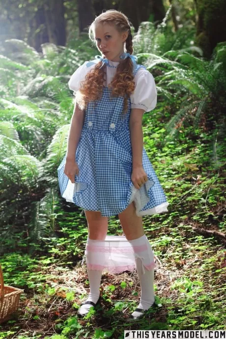 Очаровательная рыжеволосая подросток Долли Литтл раздевается в белых носках в лесу