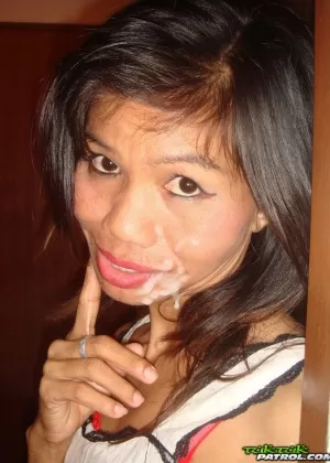 Тайский новичок обнажает свои большие натуральные сиськи и киску на кровати в номере мотеля