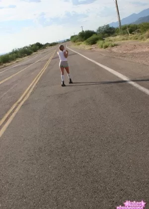 Любительская модель Лили Хо обнажает свою мокрую задницу в душе