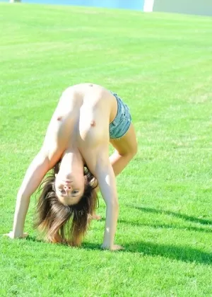 Подросток из соседнего дома ходит топлесс в парке и дома, прежде чем раздеться догола