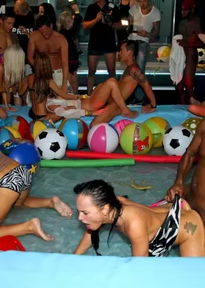 Дымящиеся горячие мамочки увлекаются жестким групповым сексом со счастливчиками