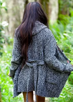 Экзотическая любительская красотка Кики сверкает всеми натуральными сиськами и волосатой киской на открытом воздухе