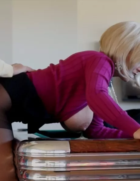 Супер горячая блондинка женушка обнажает свои идеальные массивные большие сиськи для по 5