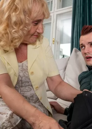 Пухленькая любительница Джоди Даллас демонстрирует свою натуральную киску после раздевания