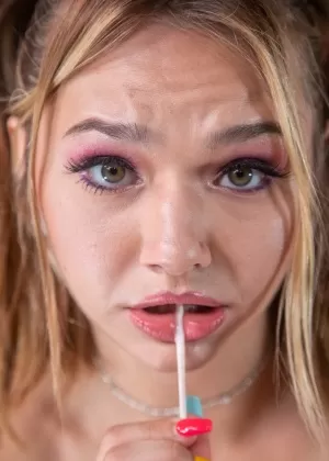 Симпатичная девушка выплевывает сперму после секса от первого лица в косичках и гольфах