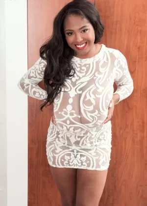 Негритянка Лиз показывает свою любительскую задницу и киску крупным планом