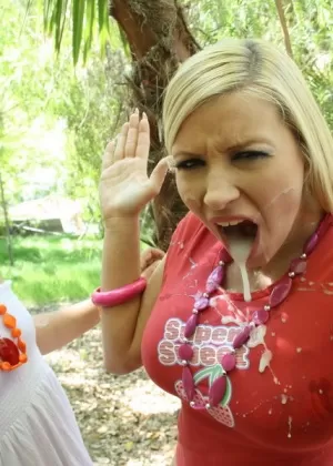 Раскачивающаяся латиноамериканка Монтсе Свингер сосет и трахается на заднем сиденье фургона, чтобы съесть сперму