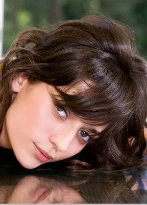 Молодая модель Ирина Би снимает короткое платье для полностью обнаженных сольных поз