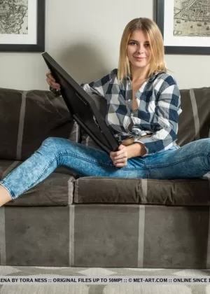 Грязная блондинка Моника раздвигает ноги после того, как впервые раздевается догола