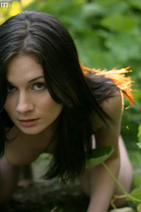 Симпатичная молодая девушка Коррин полностью раздевает 12