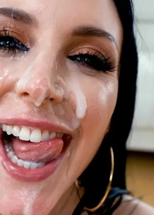 Темноволосая милфа Анджела Уайт получает денежный шот после минета от первого лица