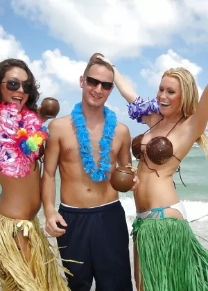 Голая блондинка Тинна карабкается среди камней, показывая горячую голую задницу на пляже