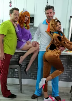 Развратные красотки-подростки наслаждаются диким групповым сексом на домашней вечеринке