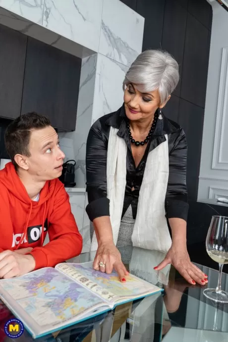 Седовласая пума соблазняет маленького мальчика, обучая его