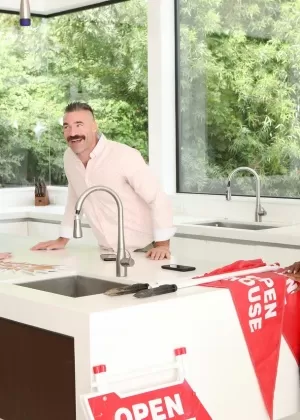 Толстую черную цыпочку с большой попой съедают и трахают в чулках