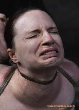 Брюнетка любительница Сара Дарк дрочит член во время секса на кровати