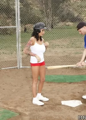 Молодая любительская модель Лена Лавли погружает пальцы в свою розовую киску