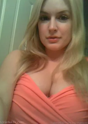 Миниатюрная школьница Сильвия Бертон делает селфи во время секса на кровати