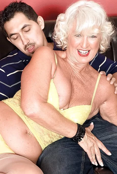 Платиновая блондинка бабуля Джинни Лу занимается оральным сексом с большим членом за полный р 2