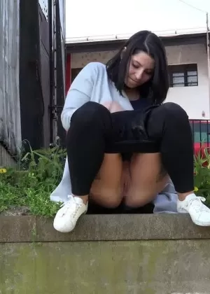 Белая цыпочка Йенна играет в писающие игры в колготках без промежности со своим другом-мужчиной