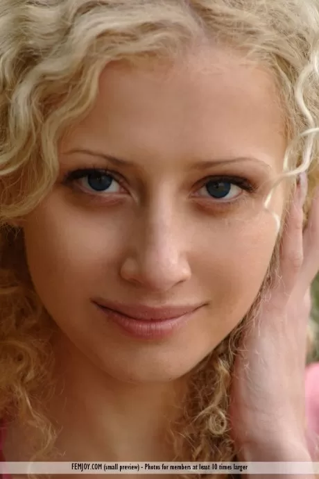 Полностью обнаженная блондинка Кэндис бредет из леса прям 5