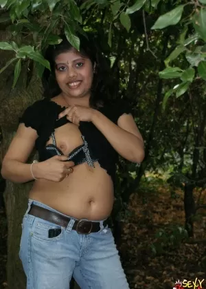 Индийский подросток показывает свои большие волосатые сиськи под косточками, прежде чем обнажить свой куст