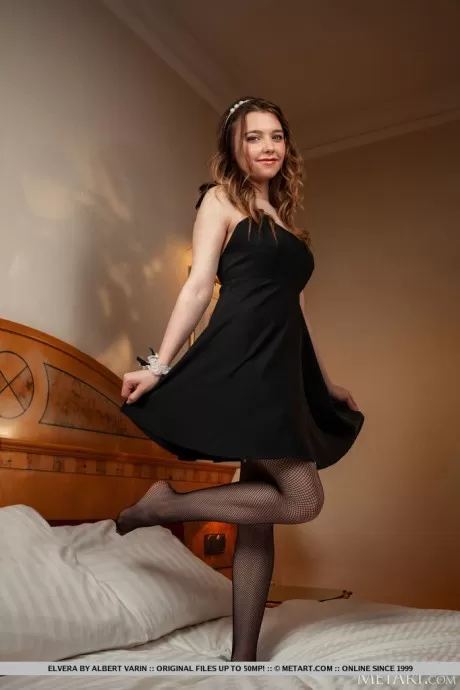 Симпатичная молоденькая Элвера показывает свою лысую пизду после того, как обнажилась в  2