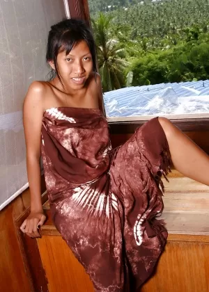 Пожилая азиатка Линни дрочит лысую киску крупным планом и лично