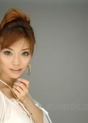 Молодая японская девушка с симпатичным личиком Аканэ Хотару моделирует не обнаженную натуру