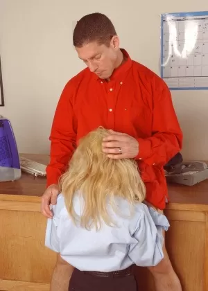 Длинноногие красотки участвуют в обратной групповухе на каблуках