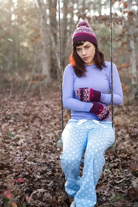 Длинноногая девушка-одиночка Ингрид Рот позирует обнаженной в лесу в токе и сапогах