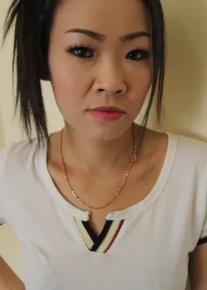 Азиатка с татуировкой бродяги трахает секс-туриста в стиле POV