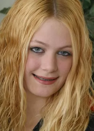 Молоденькая любительница Кайла теребит пальцами и ласкает свою киску после того, как раздевается на своей кровати