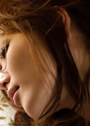 Zoftick азиатская красотка Эми Харукадзе раздевается и позирует голышом